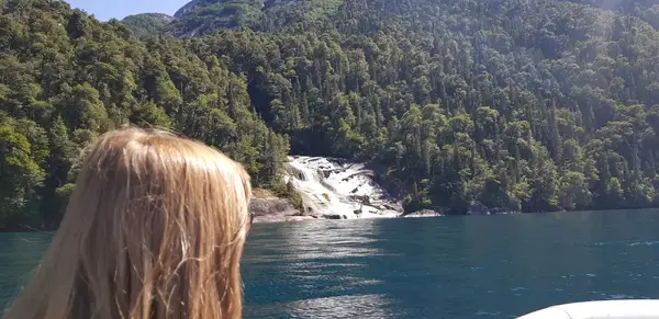 Cascada a orillas del lago vista desde la embarcación